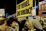 H Dimanche 15 février. « Arrêtons Merkel, lançons la démocratie », lit-on sur la (...)